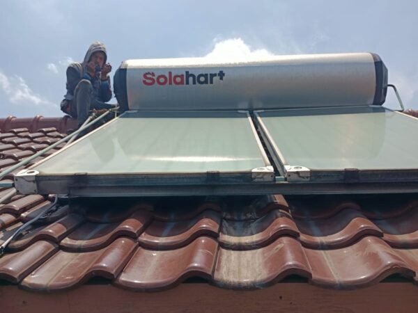 Pemeriksaan Panel Solahart di Atap Genteng