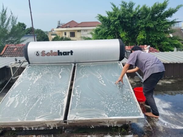 Teknisi Melakukan Pengecekan di Atap