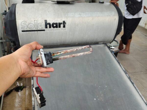 Teknisi Menangani Panel dan Tangki Water Heater